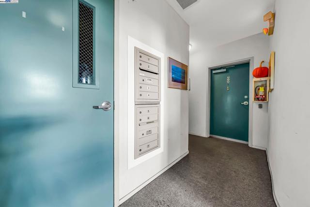 400 Wayne Ave, Oakland CA: https://media.crmls.org/mediaz/ee08a4b8-659f-482b-8a49-9d16b3a24042.jpg