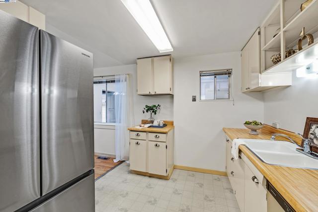 589 S M St, Livermore CA: https://media.crmls.org/mediaz/ee08dddb-ea4e-4fb3-b255-1b37f013c49d.jpg