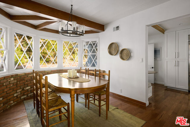 3856 Hayvenhurst Avenue, Encino CA: https://media.crmls.org/mediaz/ee095b3b-6851-436c-af84-dfef354198d0.jpg