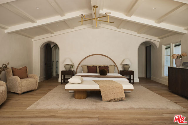 624 N Arden Drive, Beverly Hills CA: https://media.crmls.org/mediaz/ee0a817d-0ab0-49b8-8c5a-2c482f988a05.jpg