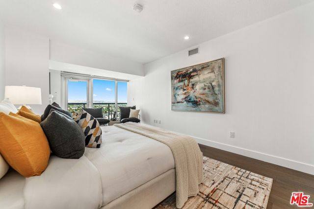 13600 Marina Pointe Drive, Marina del Rey CA: https://media.crmls.org/mediaz/ee0befa6-96dd-4f73-a468-1d9bd737bb88.jpg