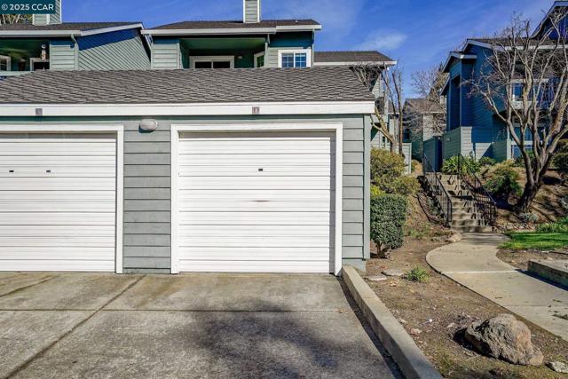 7540 Canyon Meadow Cir, Pleasanton CA: https://media.crmls.org/mediaz/ee0d2c16-c871-4ed8-b2d9-b39efc49a473.jpg