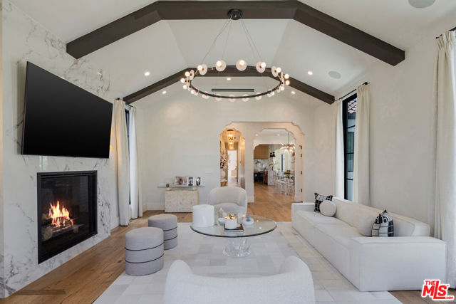 521 N Formosa Avenue, Los Angeles CA: https://media.crmls.org/mediaz/ee0de53d-f0f0-487b-ac06-f823694f252c.jpg