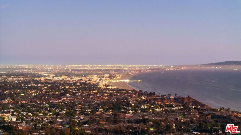 https://media.crmls.org/mediaz/ee0e32a8-528d-4dfd-8238-71fe15162536.jpg?preset=X-Large