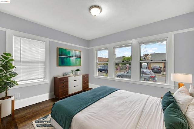 1009 106Th Ave, Oakland CA: https://media.crmls.org/mediaz/ee0e700b-c7e0-4eb9-af74-4cc21d2ee2d7.jpg