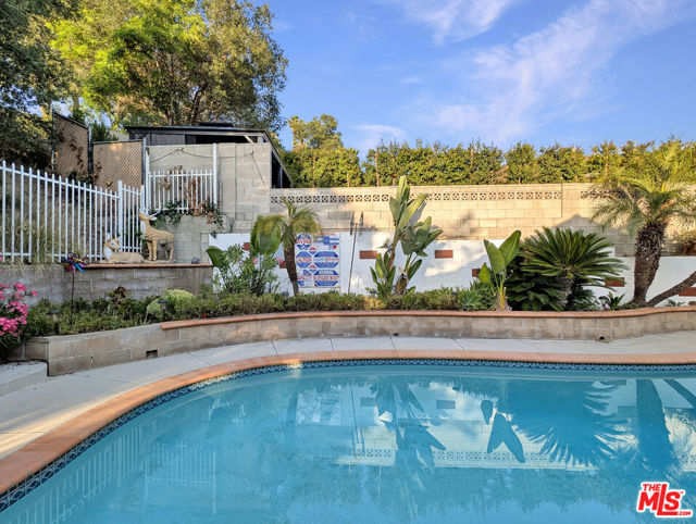 3308 Sparr Boulevard, Glendale CA: https://media.crmls.org/mediaz/ee0ee48e-021c-496a-9222-d38f1e50941e.jpg