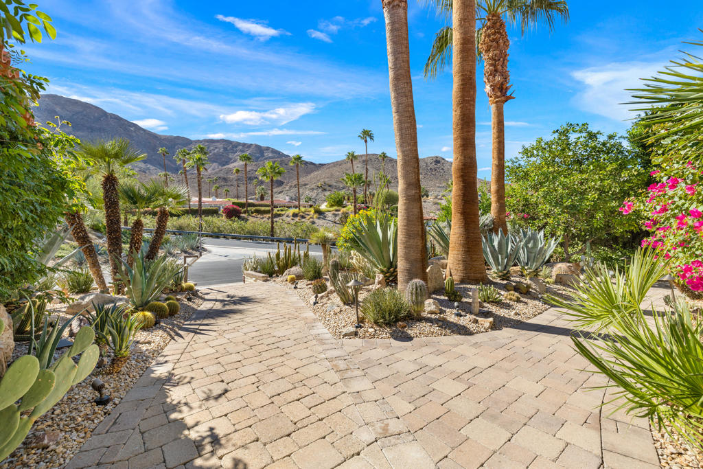 https://media.crmls.org/mediaz/ee0fcd11-2316-461c-8c96-78955be0df9e.jpg?preset=X-Large