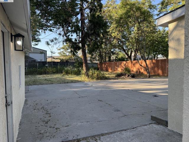 2441 John St, Stockton CA: https://media.crmls.org/mediaz/ee0ff78d-df56-4bd4-a7ce-68e4ba1dd53c.jpg