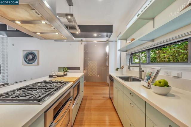 1231 Pine St, Oakland CA: https://media.crmls.org/mediaz/ee105283-3f25-49f5-9294-9935543666a6.jpg