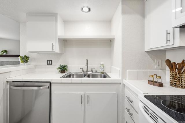 Detail Gallery Image 13 of 56 For 694 Ascot Dr, Vista,  CA 92083 - 3 Beds | 2/1 Baths