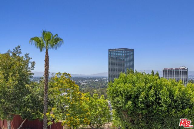3740 Multiview Drive, Los Angeles CA: https://media.crmls.org/mediaz/ee10c8dd-6cee-4a4f-a84e-7f71286138df.jpg