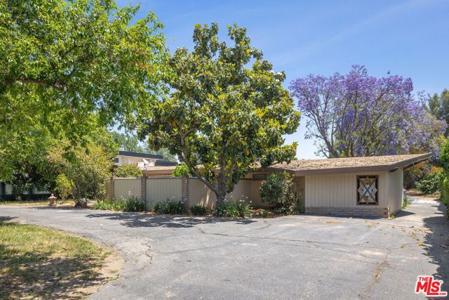 8400 Encino Avenue photo 2