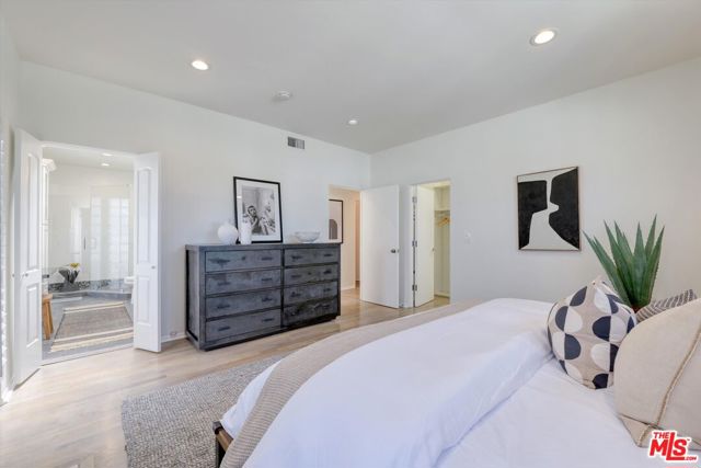 833 17th Street, Santa Monica CA: https://media.crmls.org/mediaz/ee121bfb-9d96-4c38-8865-a8f11808e2a9.jpg