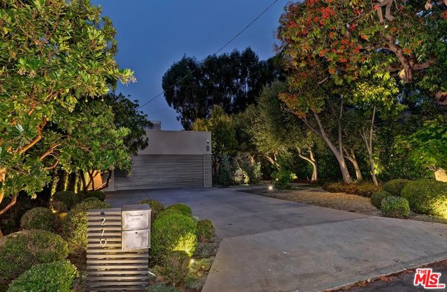 279 S Westgate Avenue, Los Angeles CA: https://media.crmls.org/mediaz/ee135eb9-c4a1-4fae-a3b4-3d873b9e04d6.jpg