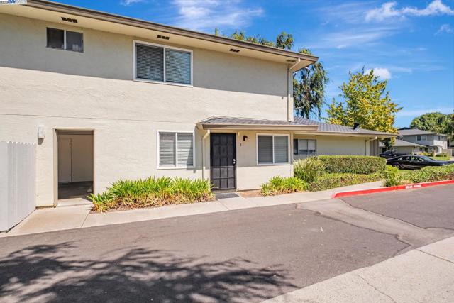 2141 Swan Ct, Union City CA: https://media.crmls.org/mediaz/ee1371e7-5e9b-43f8-8f52-9472a55952ee.jpg