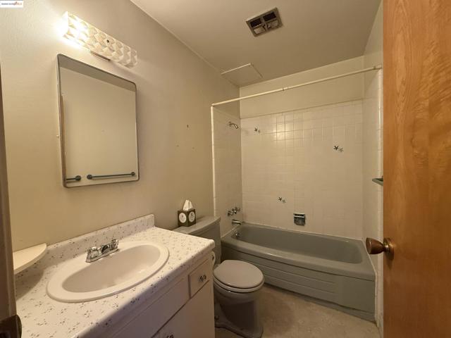 3877 Howe St, Oakland CA: https://media.crmls.org/mediaz/ee138d3a-6822-4621-822d-6c8c69df96ca.jpg