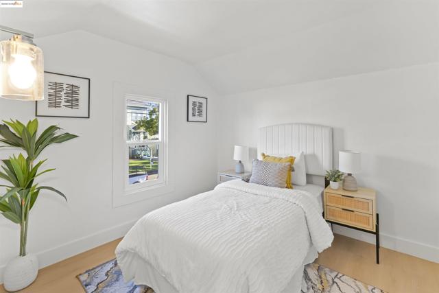 897 Oak Street, Alameda CA: https://media.crmls.org/mediaz/ee13cf27-4afe-4d90-a8e0-eb6b05f86aaf.jpg