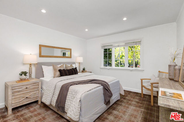 10155 Valley Spring Lane, Toluca Lake CA: https://media.crmls.org/mediaz/ee13d989-54f8-4e35-839e-d42b321a850e.jpg