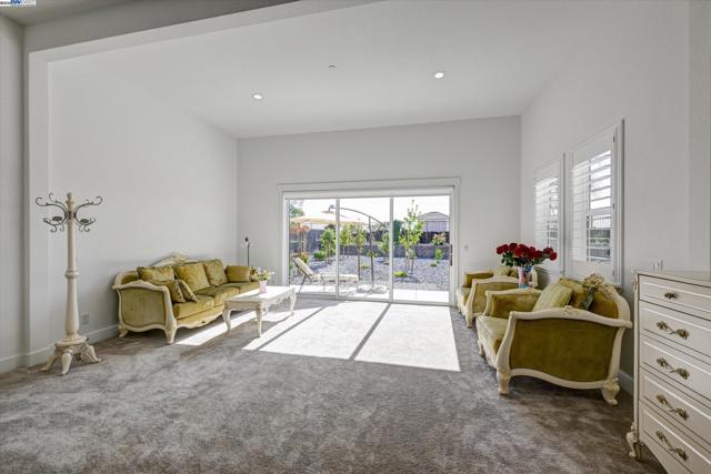 4072 Whitney Vista Ln, Rocklin CA: https://media.crmls.org/mediaz/ee14ba42-b953-4b43-a4b6-57818dddf107.jpg