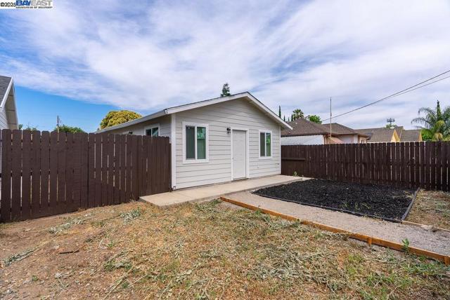 4733 E Washington St, Stockton CA: https://media.crmls.org/mediaz/ee159514-0dfe-4400-b878-9cf421dcac5a.jpg