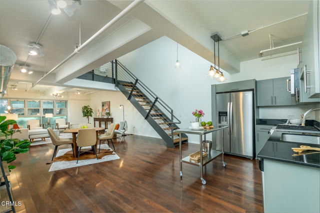 510 S Hewitt Street, Los Angeles CA: https://media.crmls.org/mediaz/ee1596a4-ef39-4f2c-a557-2a67a0d4225d.jpg