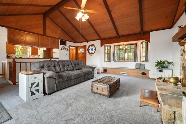 574 Lucerne Drive Drive, Big Bear CA: https://media.crmls.org/mediaz/ee15b179-85a9-4bca-a4ff-8bbac2e634c0.jpg