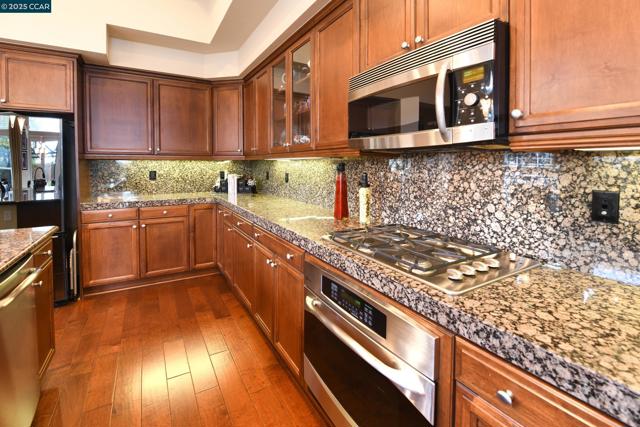 1759 Latour Ave, Brentwood CA: https://media.crmls.org/mediaz/ee15bde6-5d5c-470a-9968-85f6a2677481.jpg