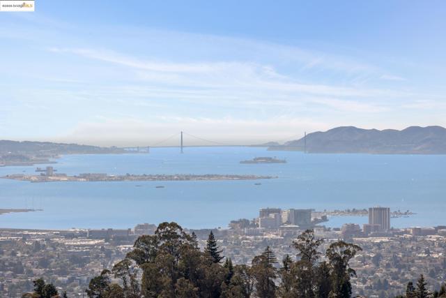 25 Diablo Dr, Oakland CA: https://media.crmls.org/mediaz/ee15f442-fb2c-481b-a94f-2e5a09589690.jpg