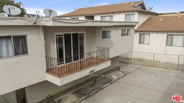 530 Evergreen Street, Inglewood CA: https://media.crmls.org/mediaz/ee15fe8d-0436-4ca6-abe8-5078b147d397.jpg