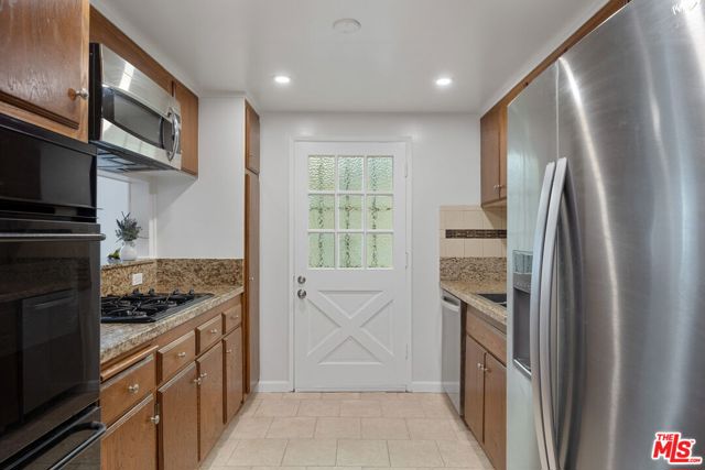 938 20th Street, Santa Monica CA: https://media.crmls.org/mediaz/ee171351-6654-4238-bb00-16e040b0553a.jpg