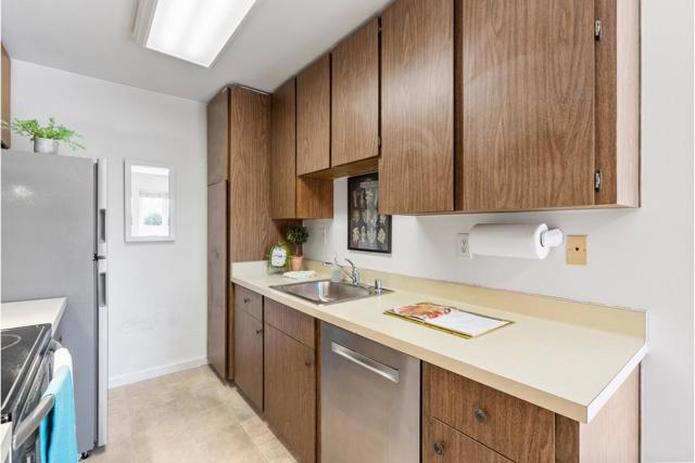 Image 12 of 27 For 2462 Bayshore Road 6