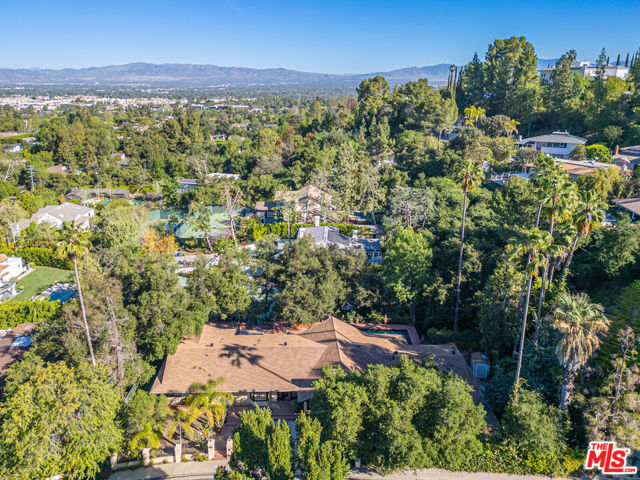 17449 Sumiya Drive, Encino CA: https://media.crmls.org/mediaz/ee192f80-82dc-4f98-b9d6-2f67116c3bdb.jpg