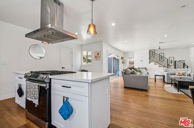 885 Kincaid Avenue, Inglewood CA: https://media.crmls.org/mediaz/ee197b6d-9d0a-4cab-b6db-46c33b470036.jpg