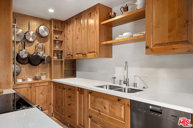 100 S Doheny Drive, Los Angeles CA: https://media.crmls.org/mediaz/ee1999a5-1e09-45ac-9116-0364824c4b64.jpg