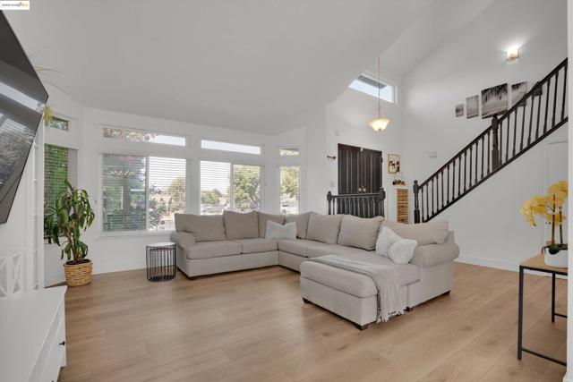 235 Pecan Pl, Brentwood CA: https://media.crmls.org/mediaz/ee19d8e3-3ba0-4672-b431-03840346e9c8.jpg
