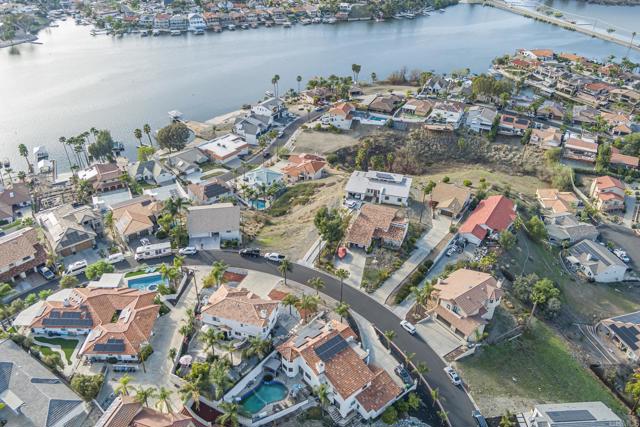 22633 Inspiration Pt, Canyon Lake CA: https://media.crmls.org/mediaz/ee1a5f24-da80-4105-8eb3-71fbfaf98871.jpg