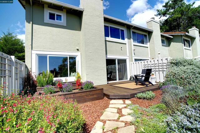 31 Turtle Creek Street, Oakland CA: https://media.crmls.org/mediaz/ee1a897b-6de1-4187-81f1-387cd9710038.jpg