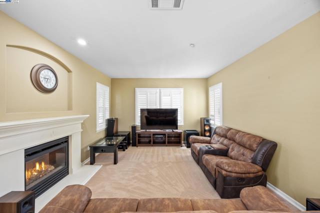 2132 Gold Poppy St, Brentwood CA: https://media.crmls.org/mediaz/ee1e5791-ed77-45f6-a344-2613459d1d22.jpg