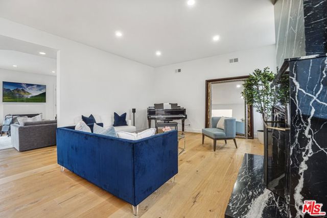 3485 Ridgeford Drive, Westlake Village CA: https://media.crmls.org/mediaz/ee1e837b-a8da-45bc-88f5-30f9396226e8.jpg