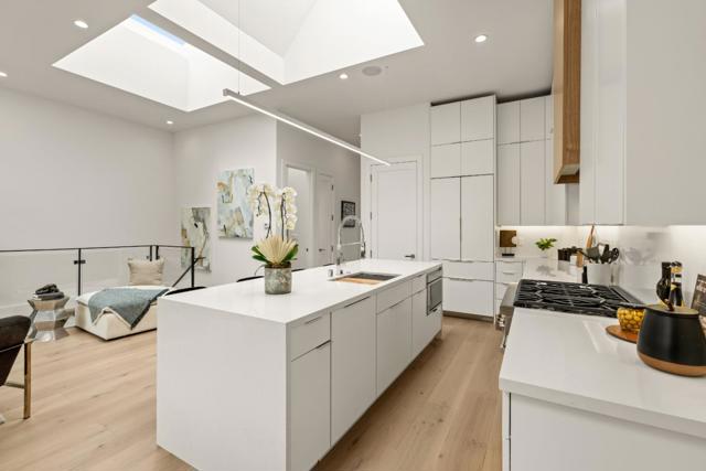17 30th Street, San Francisco CA: https://media.crmls.org/mediaz/ee1fc4f3-4510-4b1a-a3ef-0374e026f1bc.jpg