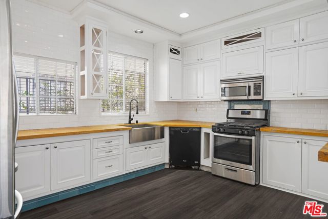 850 N Poinsettia Place, Los Angeles CA: https://media.crmls.org/mediaz/ee210094-c2c1-4e9e-aa7b-26e7696f16ff.jpg