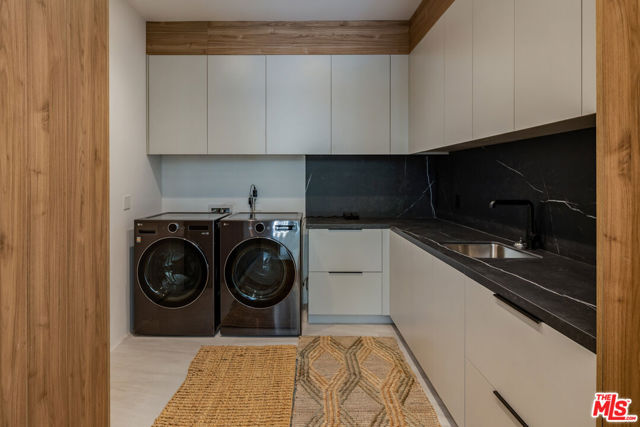137 S Wetherly Drive, Beverly Hills CA: https://media.crmls.org/mediaz/ee2120cd-e7b2-4715-b3e9-c278a71fbc9d.jpg