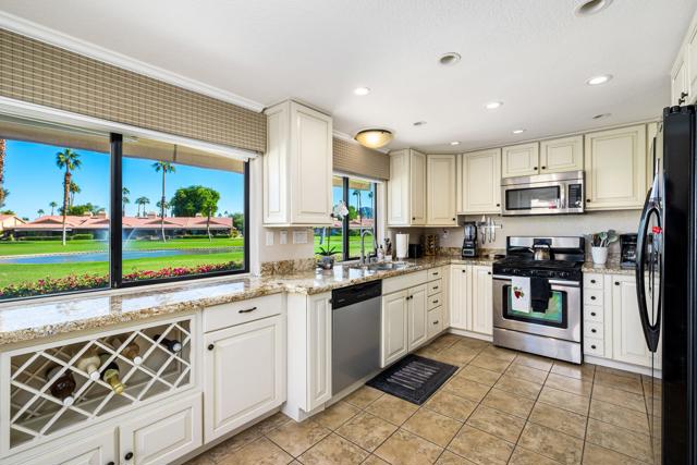 36 Maximo Way, Palm Desert CA: https://media.crmls.org/mediaz/ee21f050-ca23-4485-a626-8f92a25a5f15.jpg