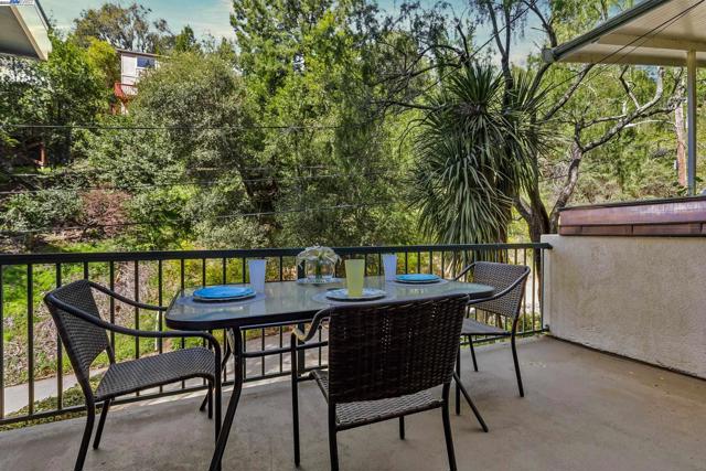 6440 Longcroft Dr, Oakland CA: https://media.crmls.org/mediaz/ee222801-0712-482a-b496-1c8f62c246ac.jpg