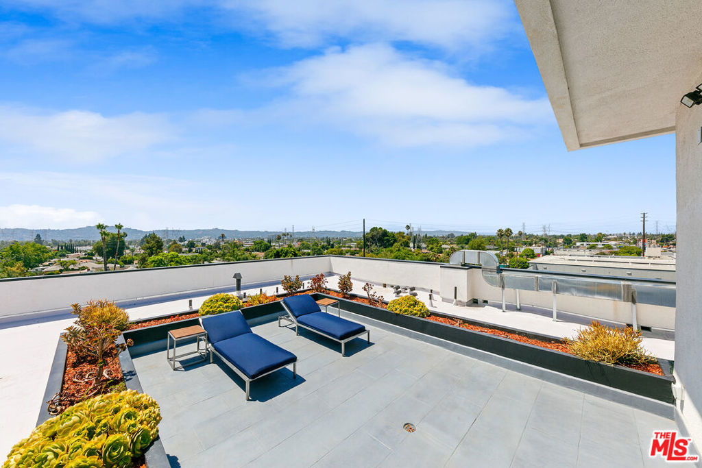 https://media.crmls.org/mediaz/ee232d2c-e666-4cb3-92d2-9d40a3d26c40.jpg?preset=X-Large