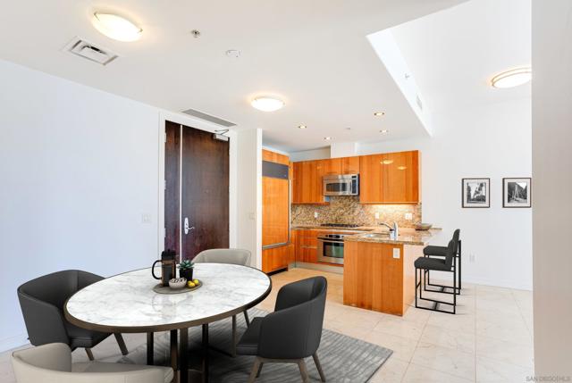 550 Front St, San Diego CA: https://media.crmls.org/mediaz/ee233832-2c40-48f2-a60d-a448269b91a1.jpg