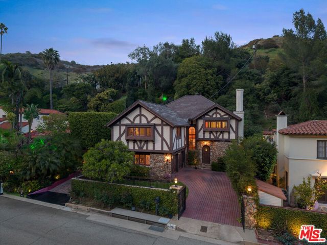 1610 N Beverly Drive, Beverly Hills CA: https://media.crmls.org/mediaz/ee23428a-badc-4378-a084-3e98230f5eef.jpg