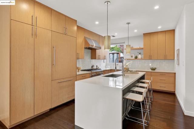 678 Walavista Ave, Oakland CA: https://media.crmls.org/mediaz/ee235ac8-7205-4004-ae40-56f74ea24095.jpg