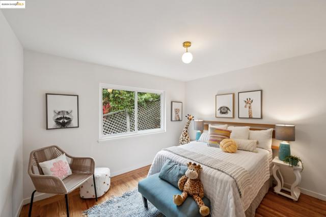 679 Mandana Blvd, Oakland CA: https://media.crmls.org/mediaz/ee242022-e362-4713-83be-ca60129ff4f1.jpg