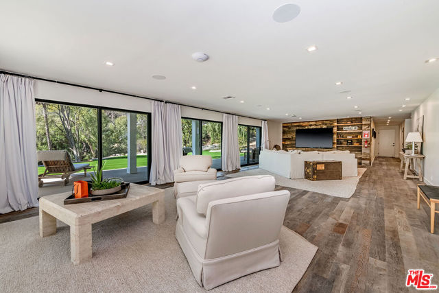 25010 Jim Bridger Road, Hidden Hills CA: https://media.crmls.org/mediaz/ee2785fe-6859-444d-9087-627162e198d2.jpg